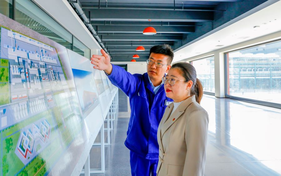 共青团阿拉善盟委书记胡敖云到博源银根矿业公司调研