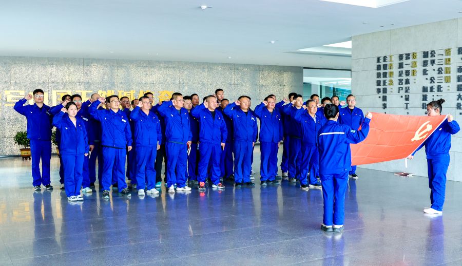 博源银根矿业公司党委开展&ldquo;庆七一&middot;重温入党誓词&rdquo;活动